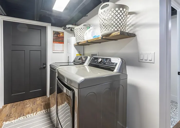 Modern Hot Tub & Shawnee Forest Access *